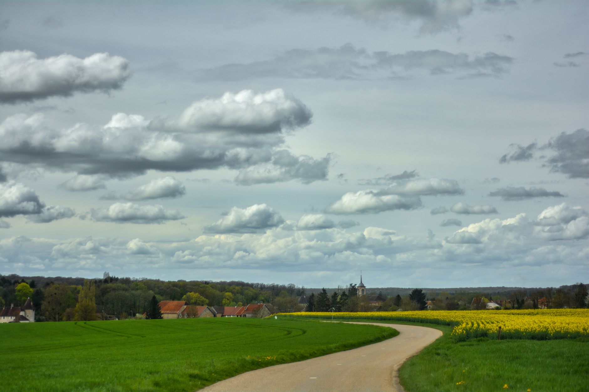 Cycliste sur une petite route de campagne française près de villages