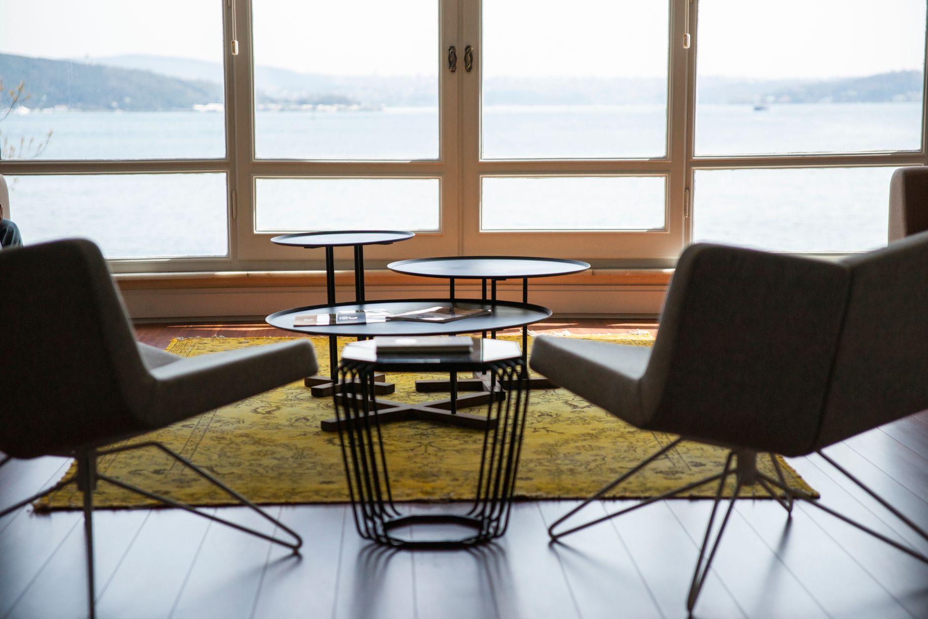Mobilier de salon associant bois et métal