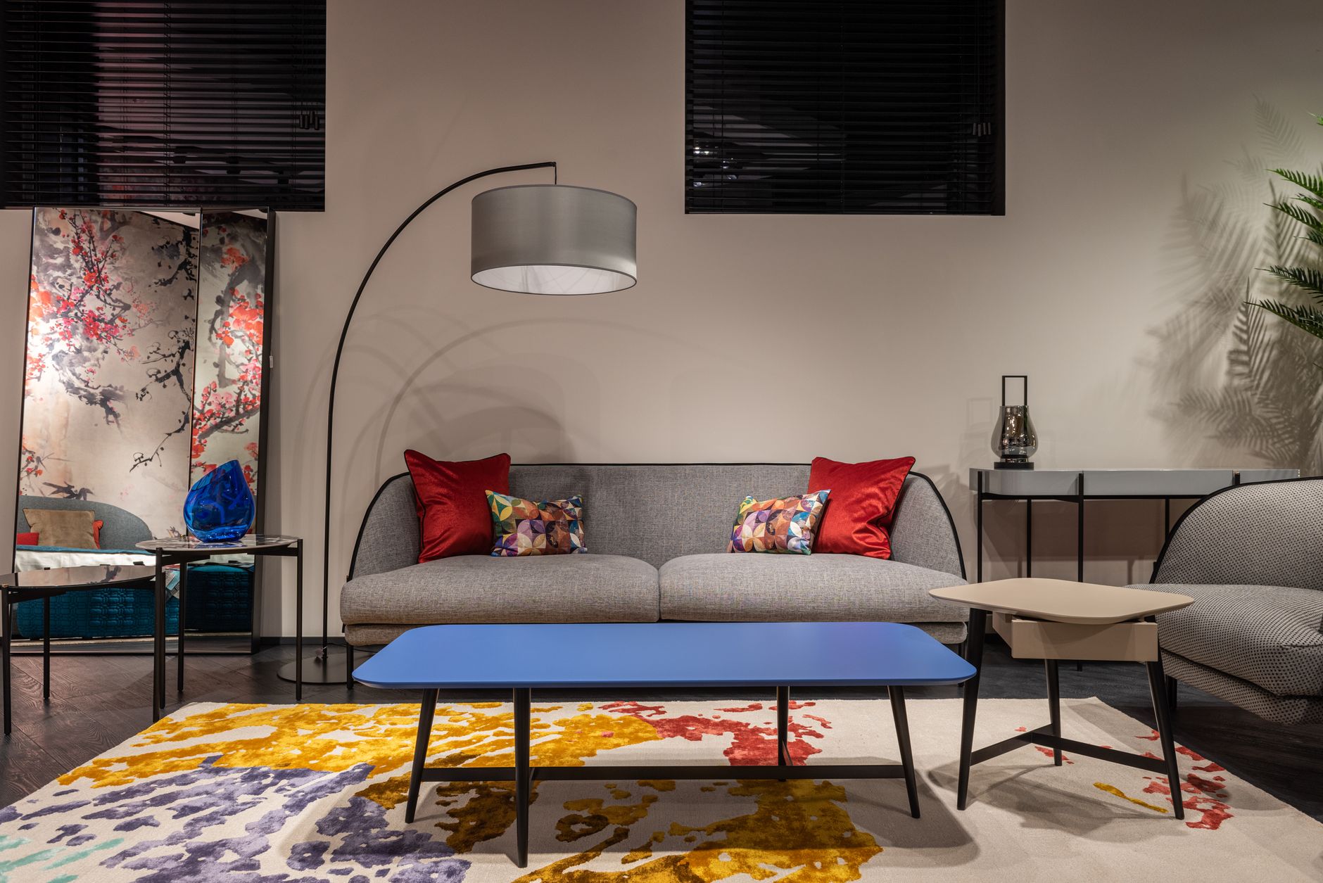Coin salon avec coussins, tapis et lampe d’appoint