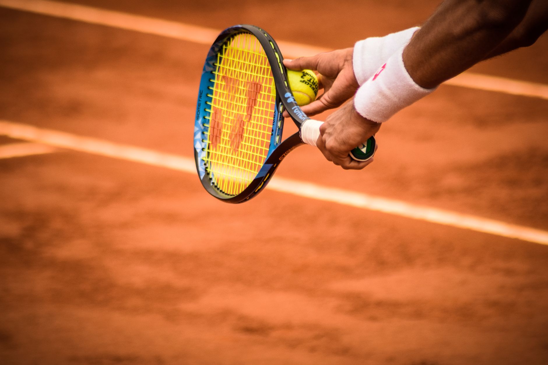 Joueur de tennis au service sur un court en dur