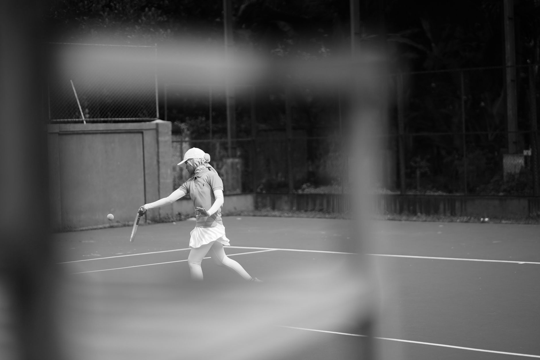 Joueuse de tennis lors d’un échange sur surface dure