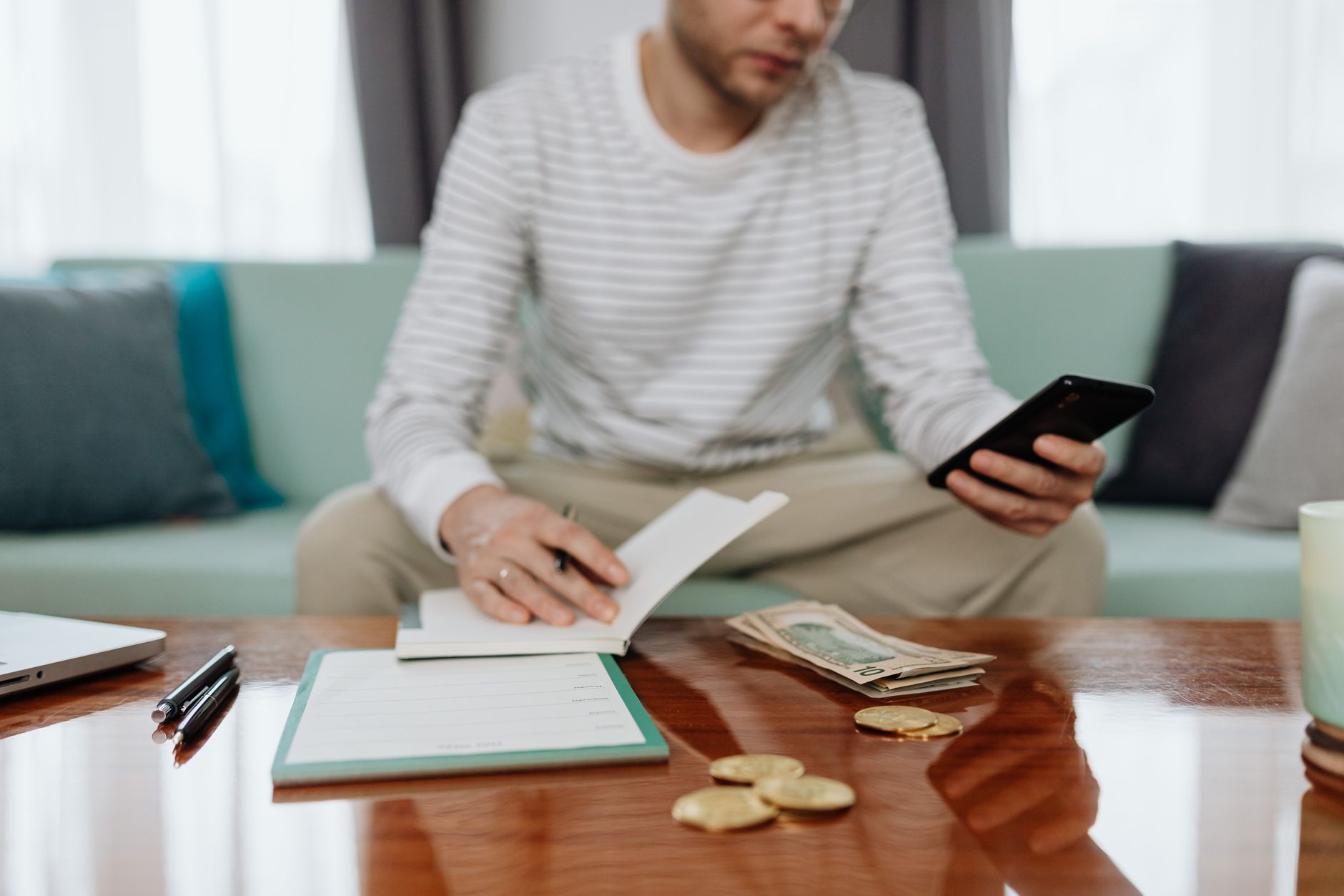 Smartphone posé près d’une facture téléphonique
