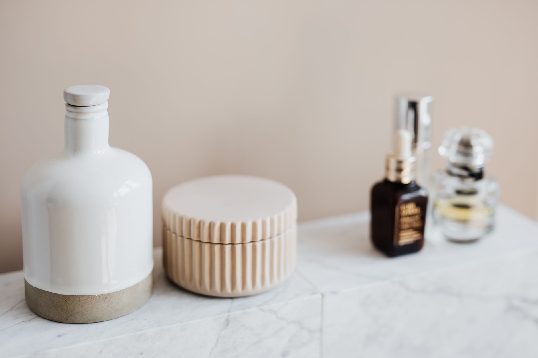 Produits de soin posés près d'une routine beauté pendant la grossesse