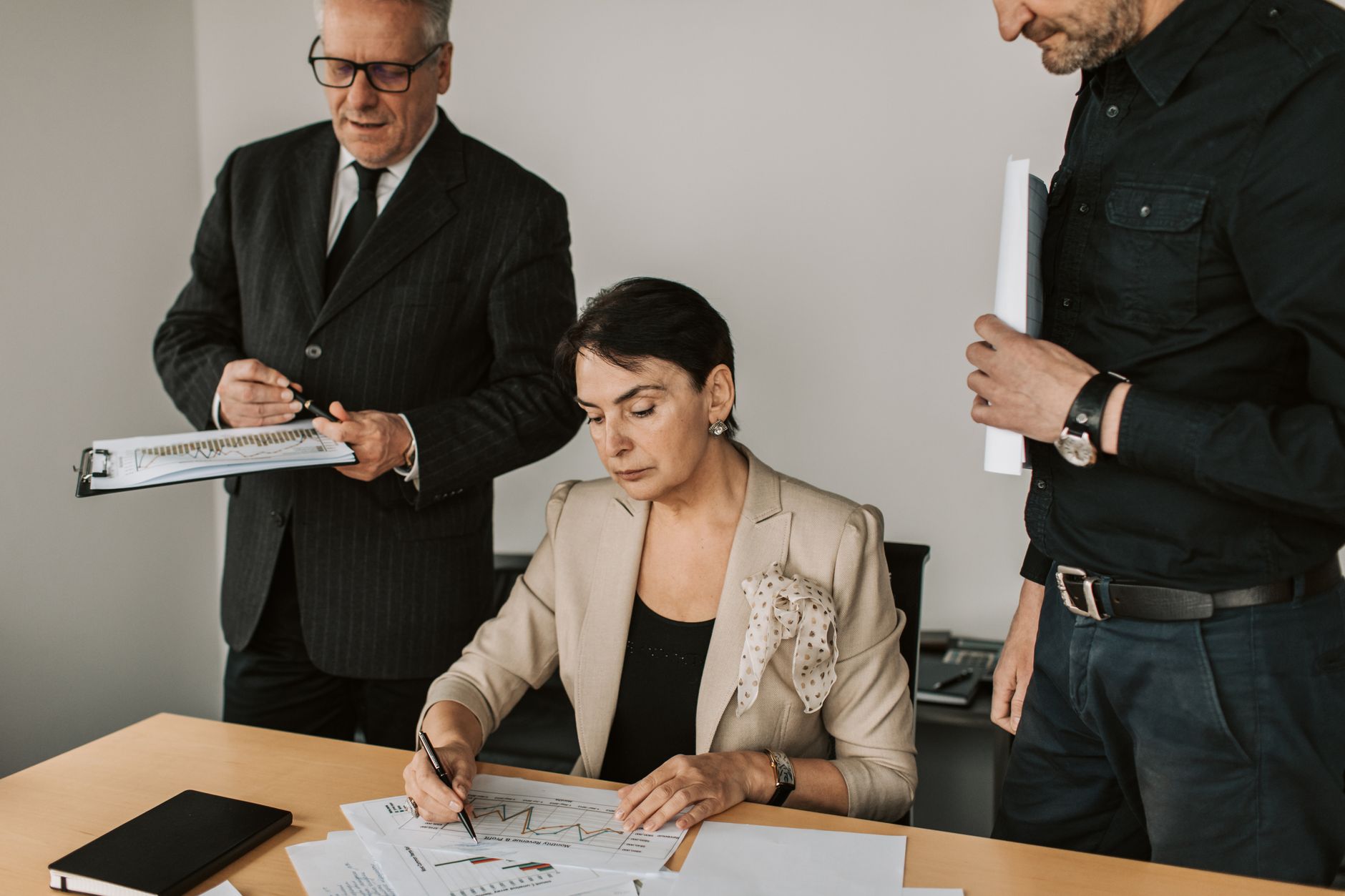Petite équipe réunie autour d’une table de travail