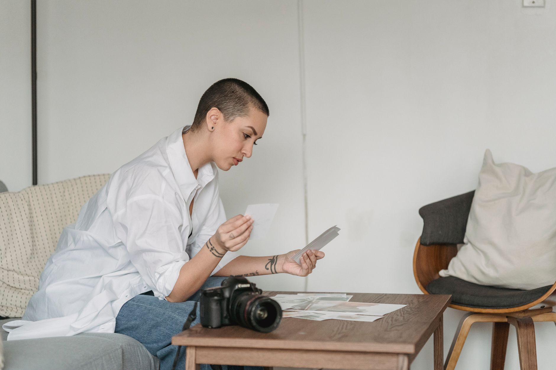 Photographe organisant des tirages sur une table de travail