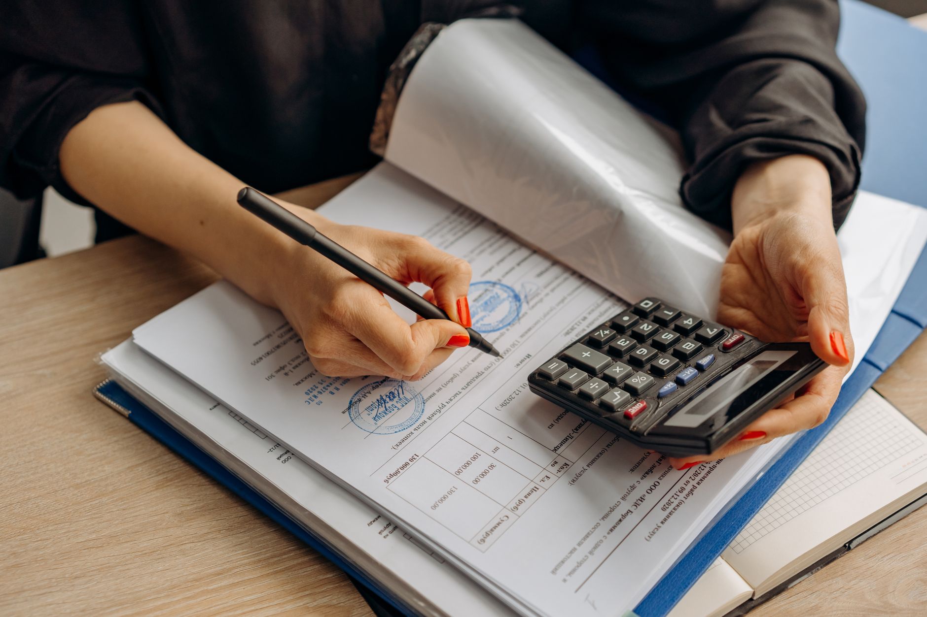 Dossier de demande de prêt immobilier avec documents et calculatrice sur un bureau