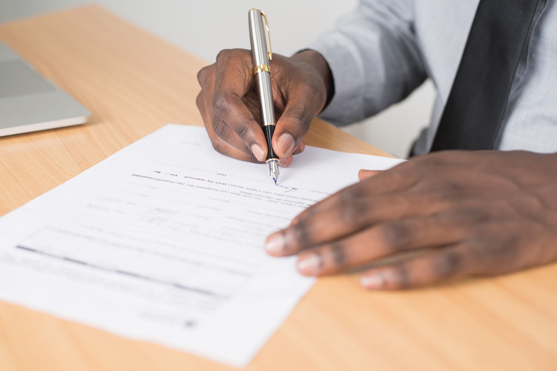 Contrat immobilier ouvert près d’un stylo avant une signature
