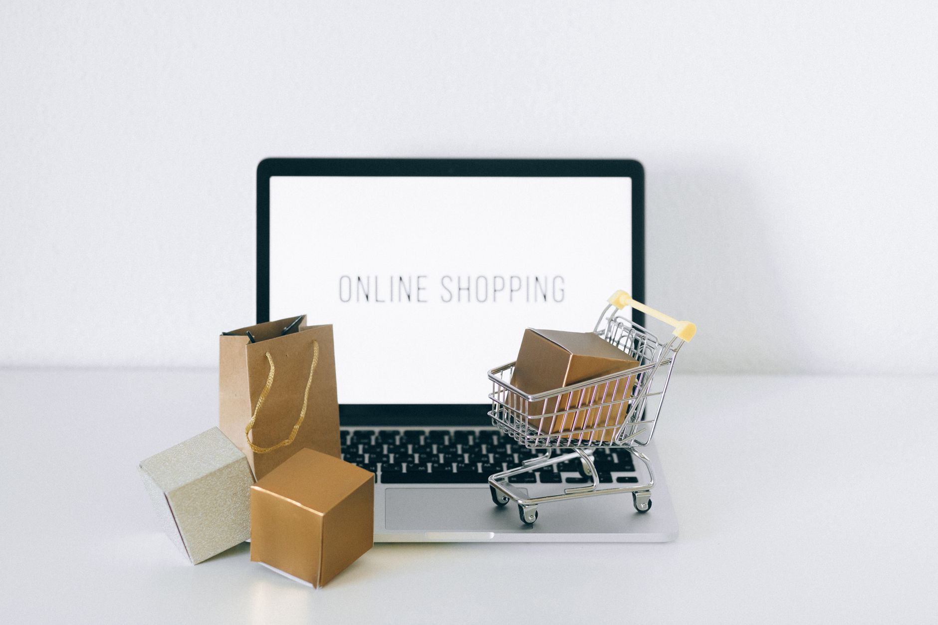 Maquette de boutique en ligne affichée sur un écran dans un espace de travail