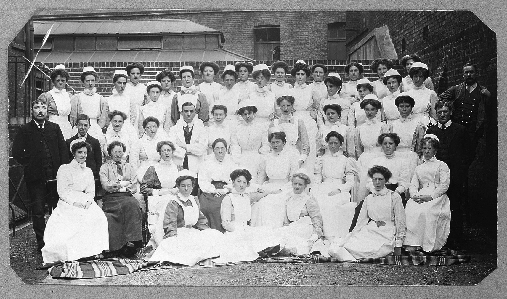 Nurse with lying-in Hospital, staff 1908. Iconographic Collections Keywords: Basil Hood