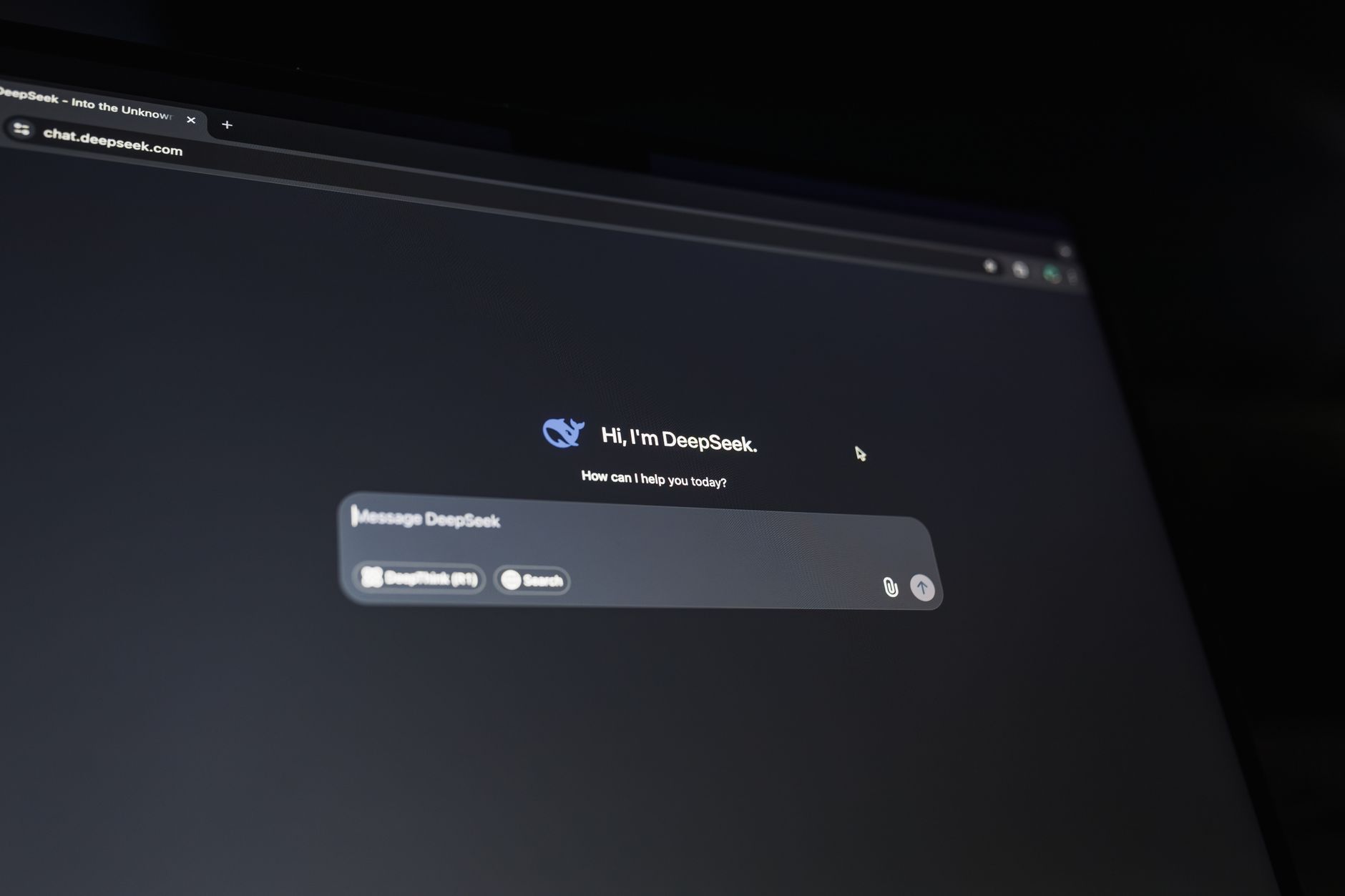 Interface de service client réunissant email, chat, téléphone et réseaux sociaux
