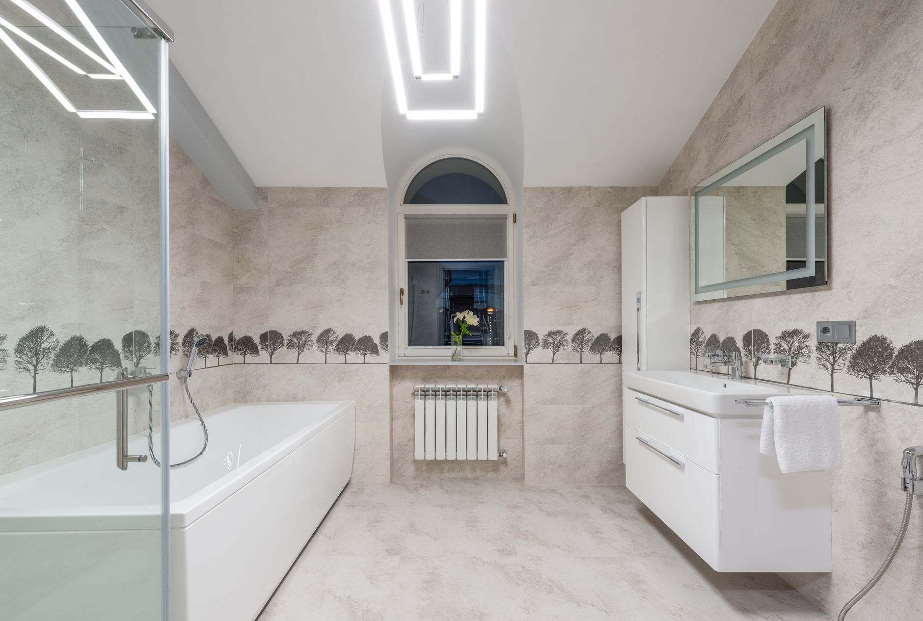 Fenêtre en verre texturé diffusant la lumière dans une salle de bains