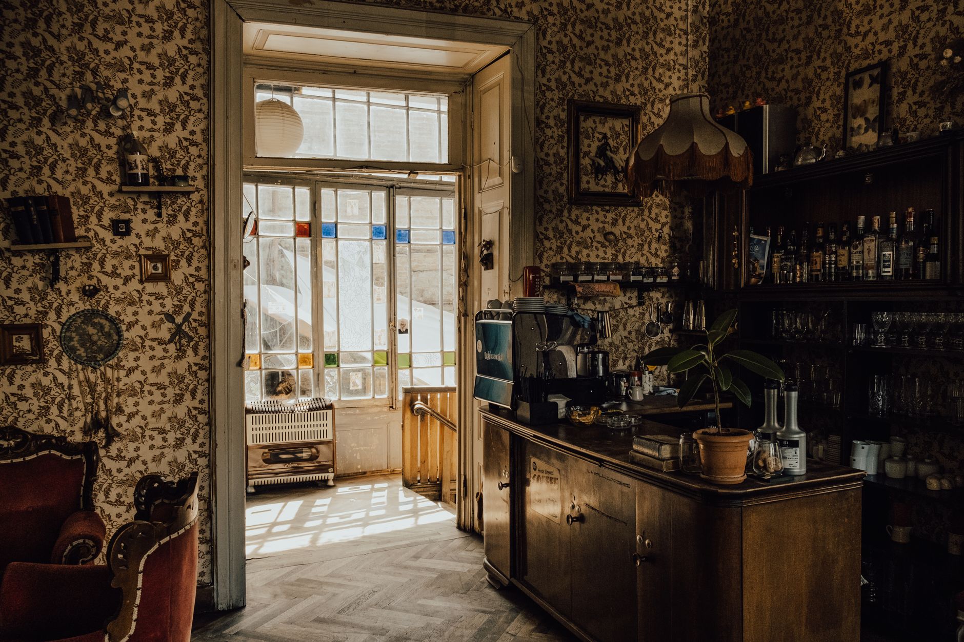 Cloison décorative en verre coloré traversée par la lumière dans un intérieur
