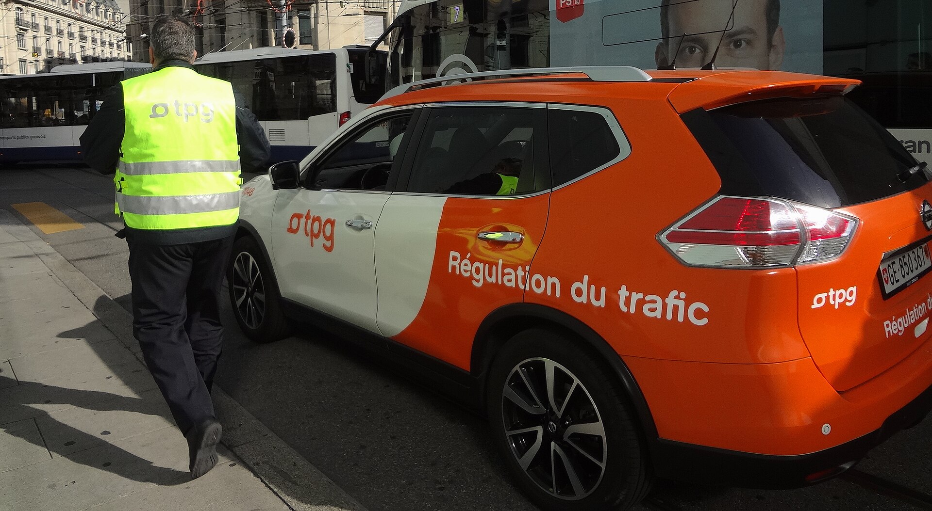 Manifestation pour le climat et grève des étudiants à Genève le vendredi 27 septembre 2019. Rue du Stand, Confédération, Corraterie : véhicule des transports publics (TPG) « Régulation du trafic ». Un bus articulé a été placé de manière à séparer le cortège d'une voie de circulation permettant aux tramways et bus de rejoindre la place Bel-Air.
