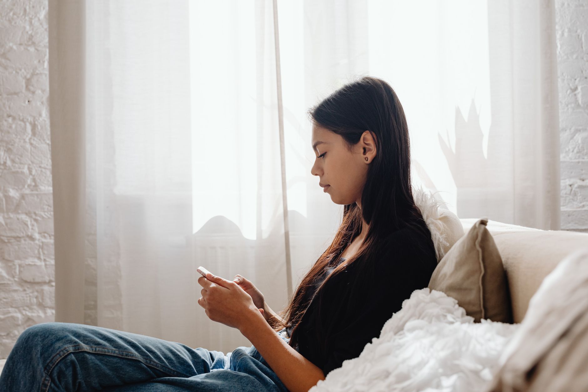 Parent et adolescent discutant autour d’un smartphone