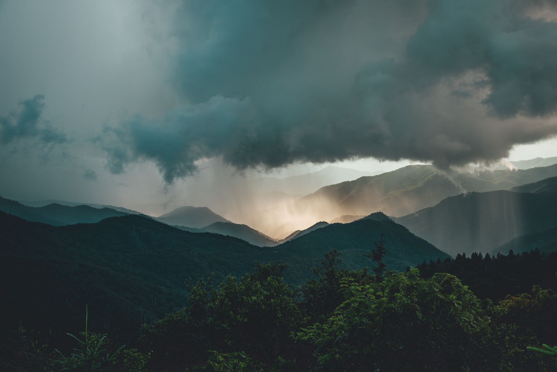 Refuge en dur dans un paysage de montagne sous un ciel couvert