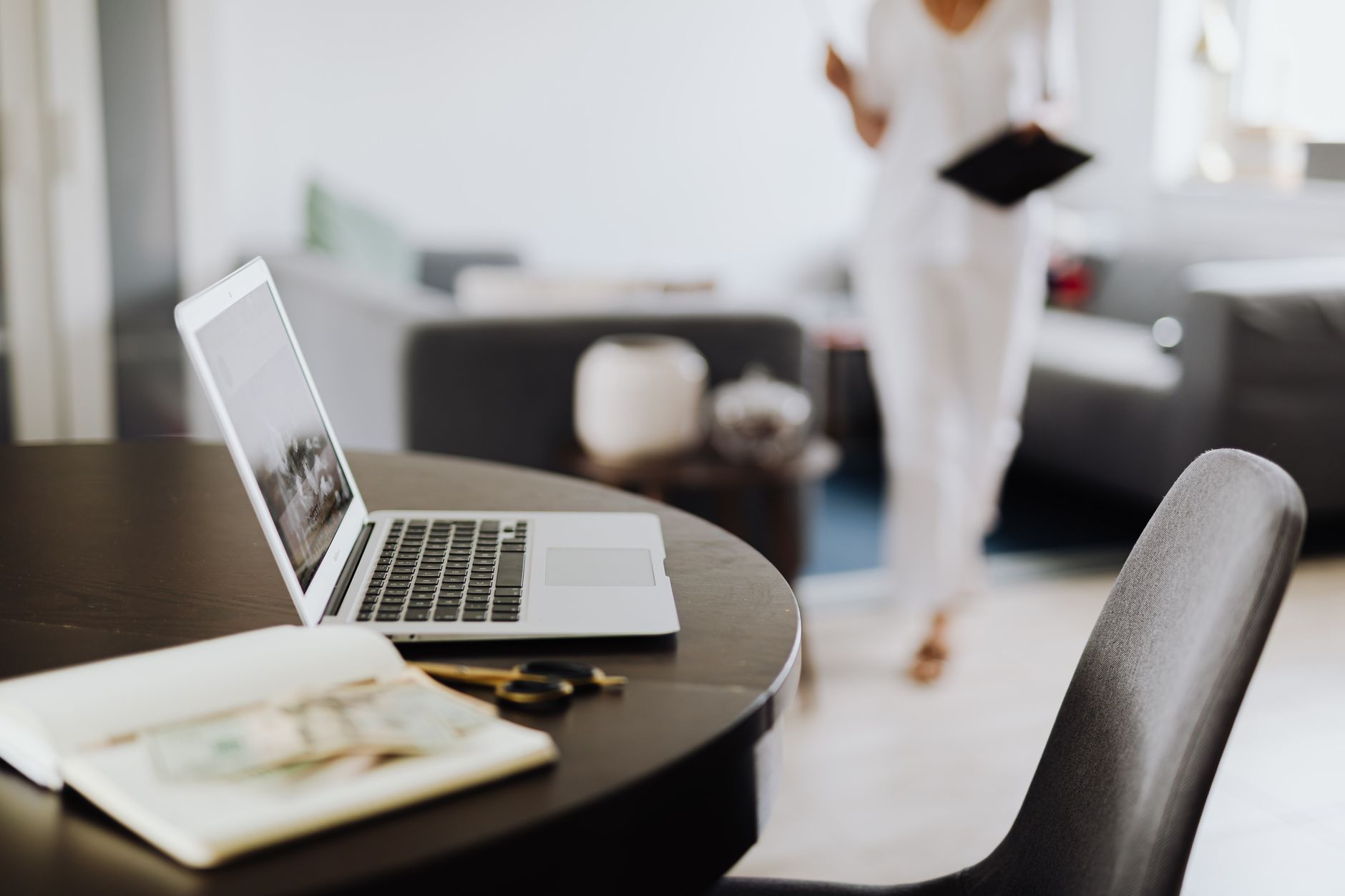 Carnet et ordinateur utilisés pour suivre les dépenses d’une petite activité