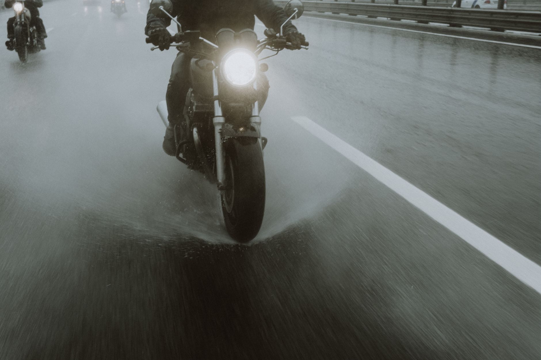 Moto prototype équipée pour circuler sur route lors d’un essai.