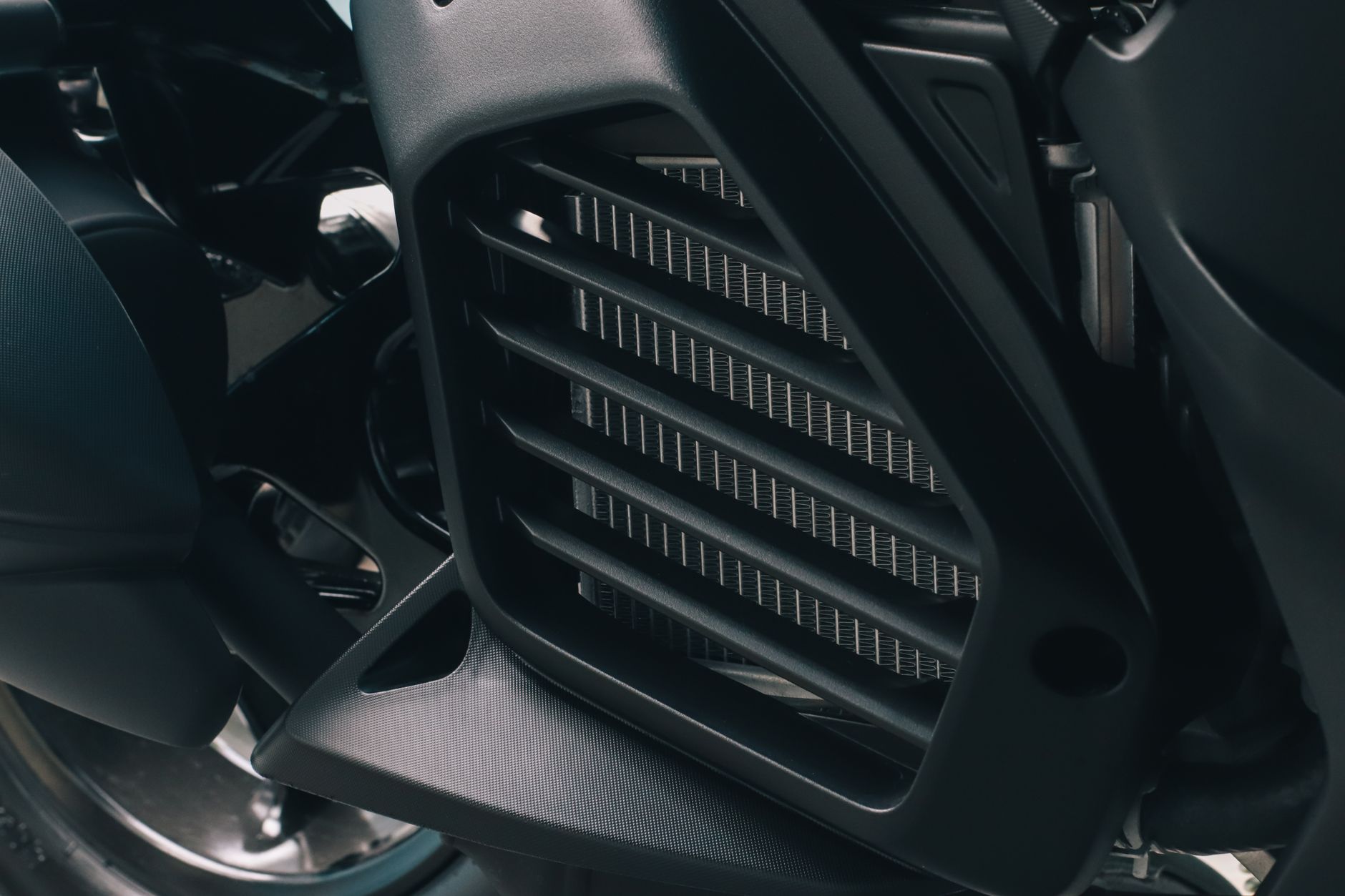 Gros plan sur un moteur boxer de moto avec cylindres opposés visibles.