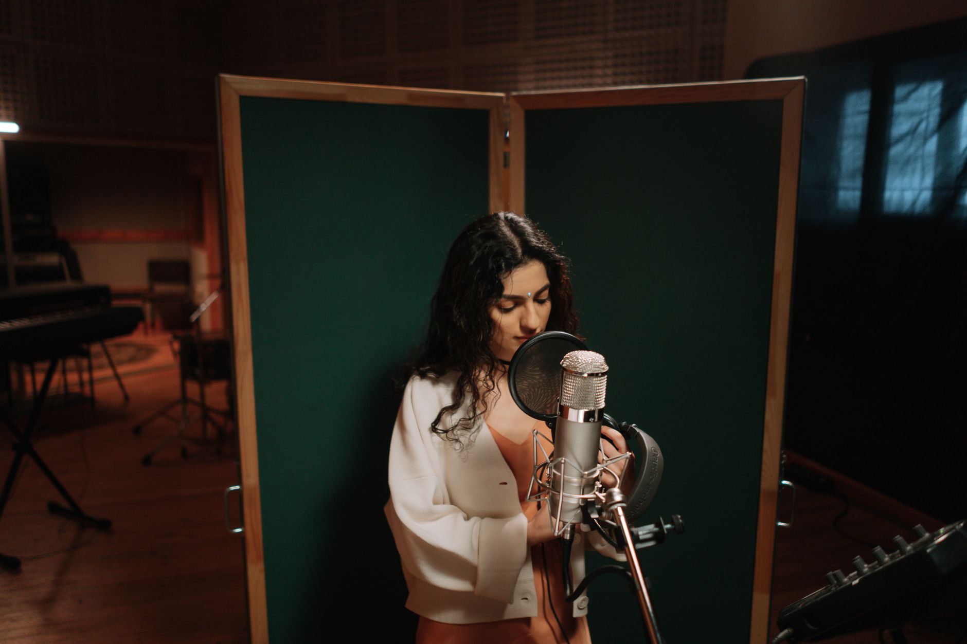Un adulte et un enfant devant un microphone de studio, illustration d’une activité de doublage