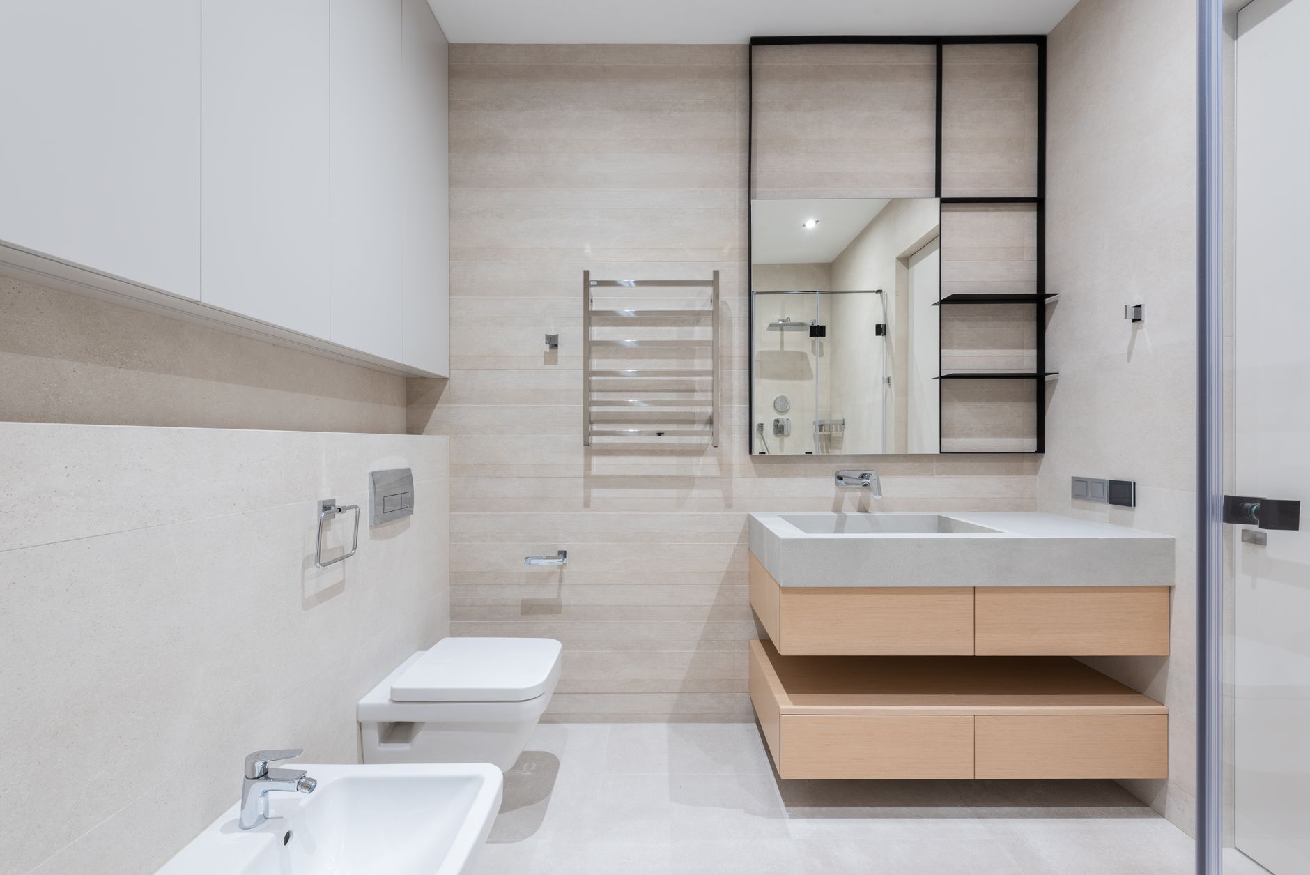 Détails colorés dans une salle de bains contemporaine
