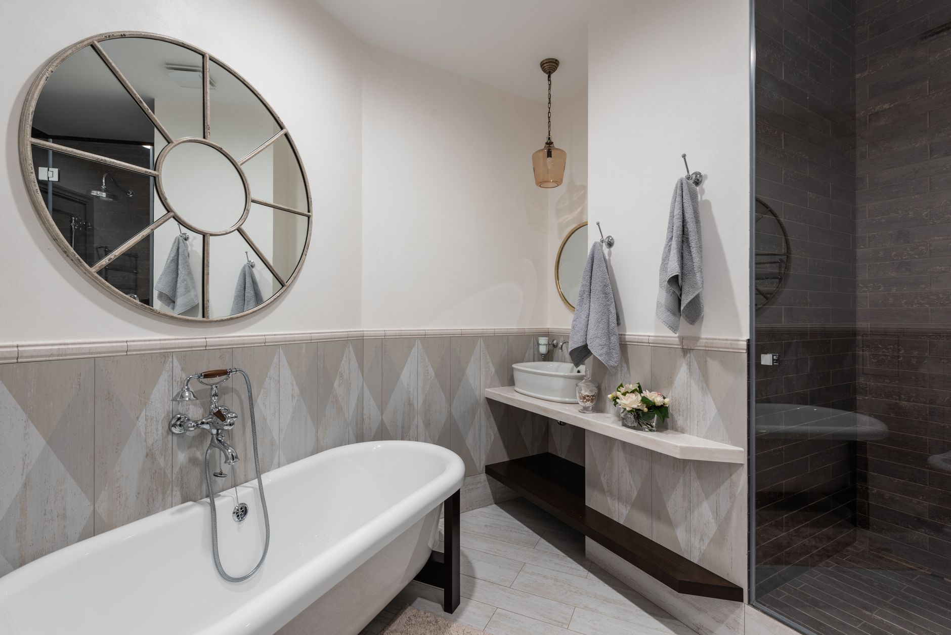 Détails colorés dans une salle de bains contemporaine