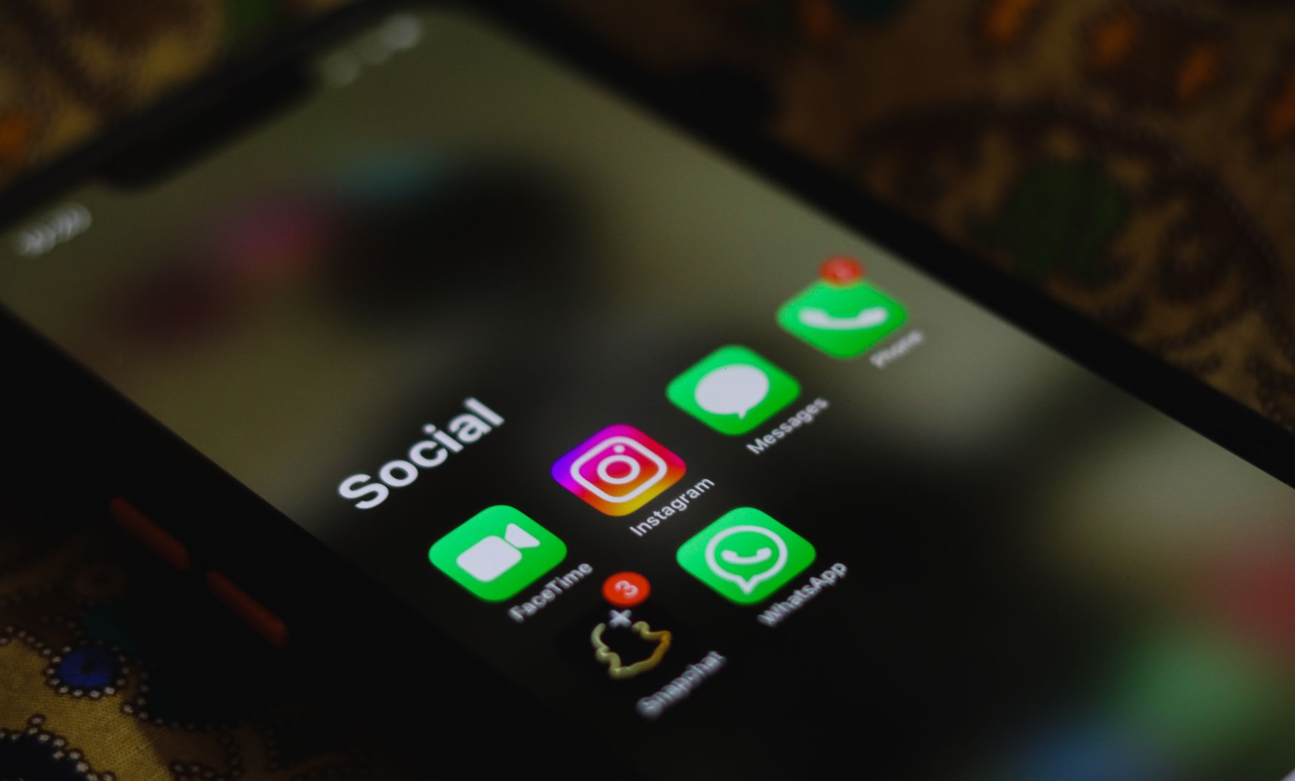 Smartphone affichant une vidéo dans un fil de publications en ligne