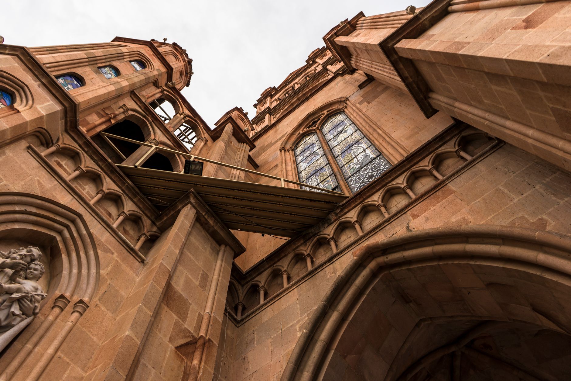 Détail architectural sculpté sur une façade de cathédrale en grès