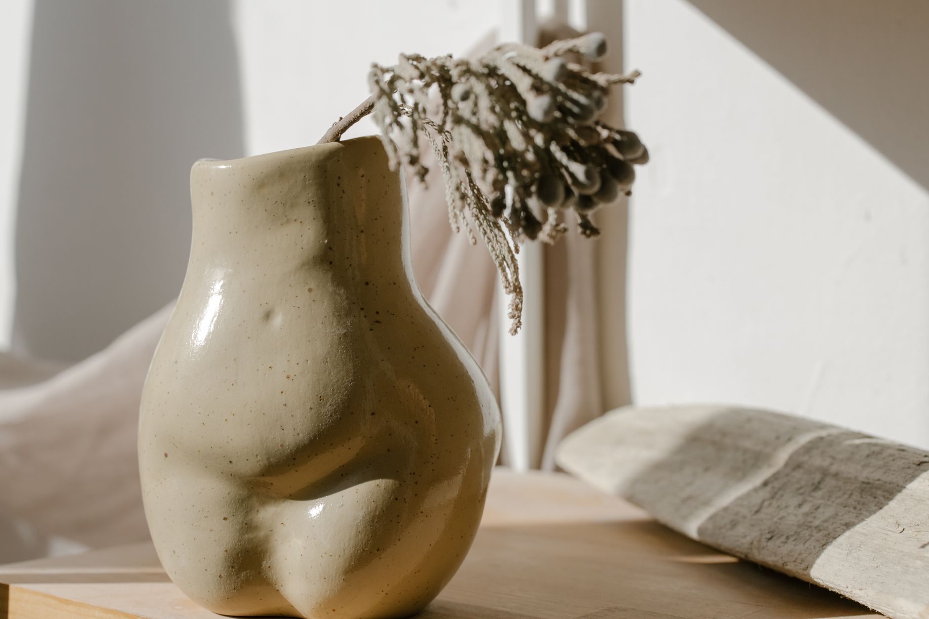 Objets en céramique artisanale disposés sur une table intérieure.