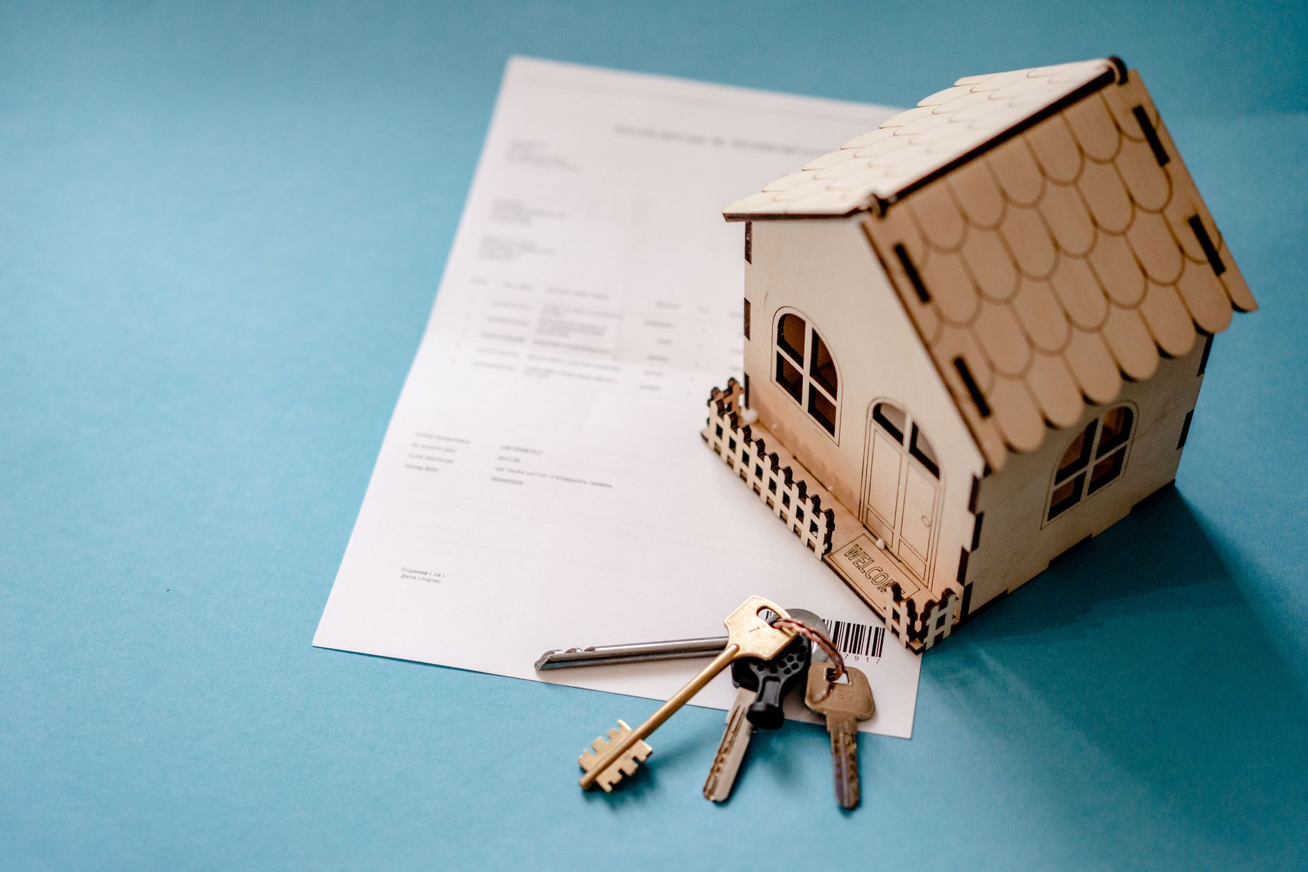 Clés de logement et contrat posés sur un bureau