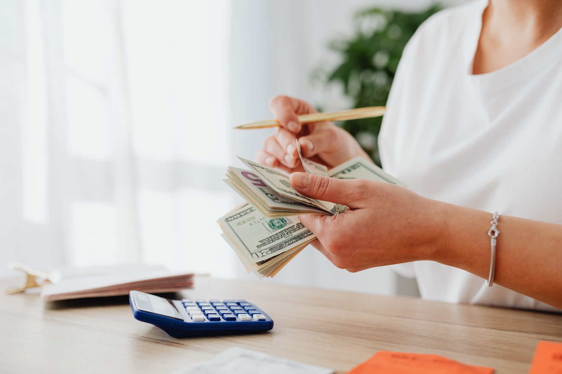 Calculatrice et documents financiers utilisés pour examiner un budget immobilier