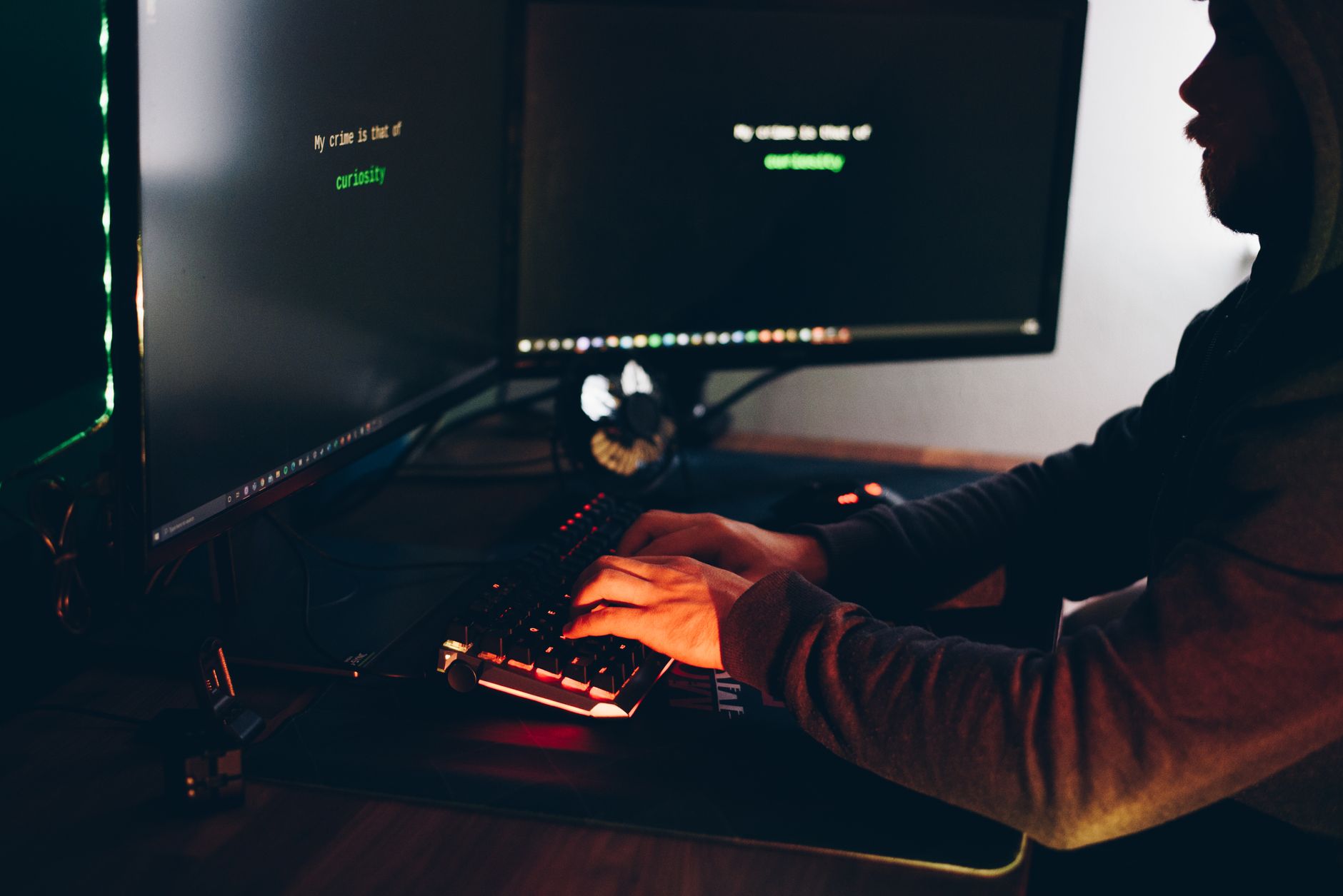 Analystes devant des écrans lors d’une réponse à incident cyber
