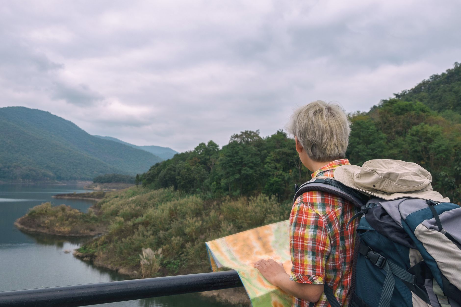 Voyageur lisant une carte et des informations de voyage avant son départ