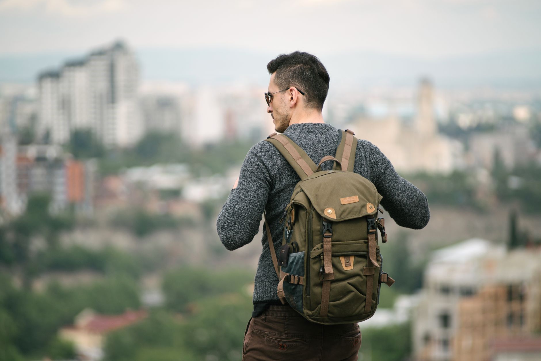 Sac à dos ouvert avec des vêtements et accessoires de voyage rangés