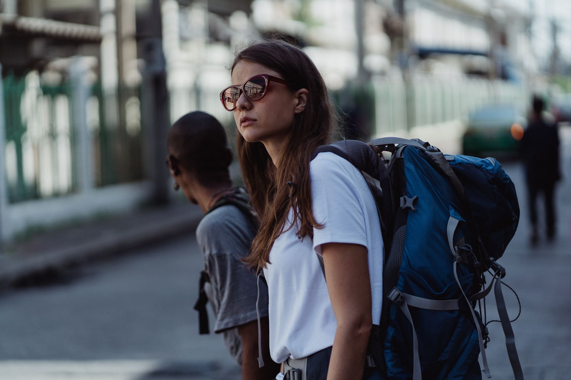 Sac à dos ouvert avec des vêtements et accessoires de voyage rangés
