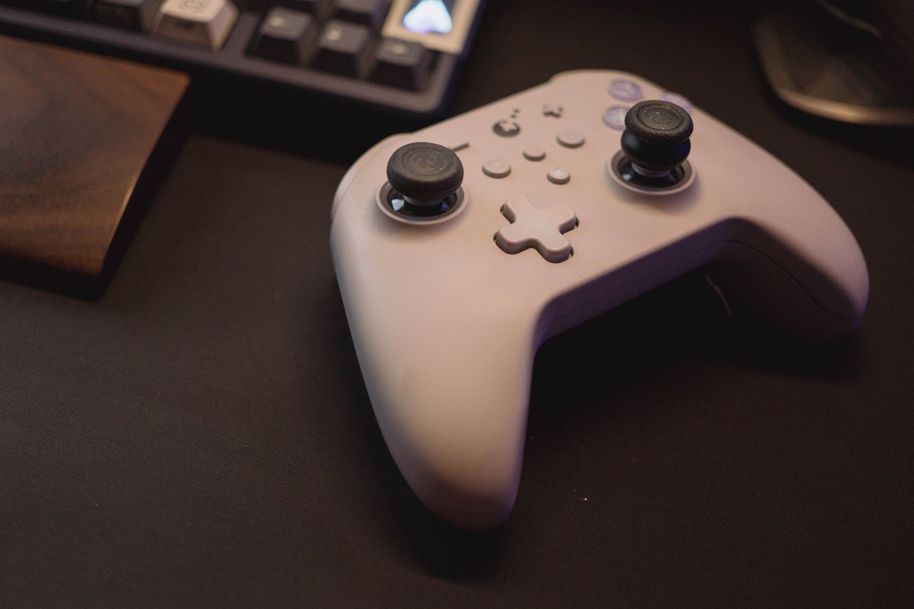 Ordinateur portable et manette posés sur un bureau