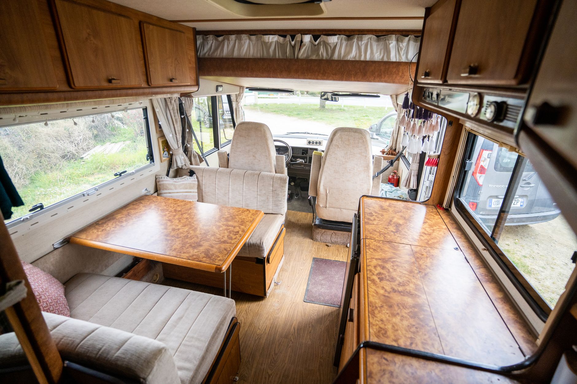 Intérieur d’un van aménagé avec rangements et réserve d’eau
