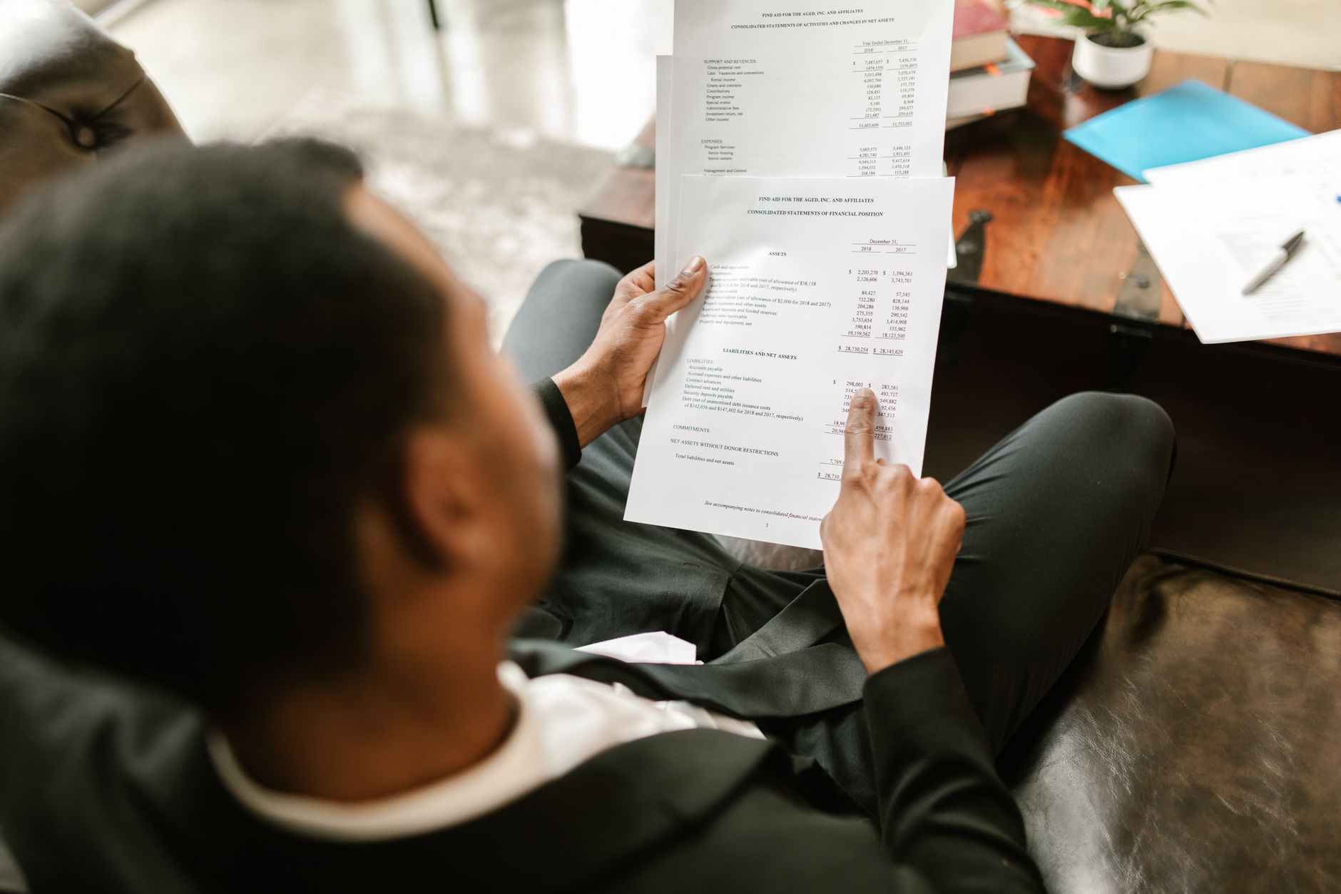 Unterlagen und Taschenrechner bei einer Besprechung zur Immobilienverwaltung