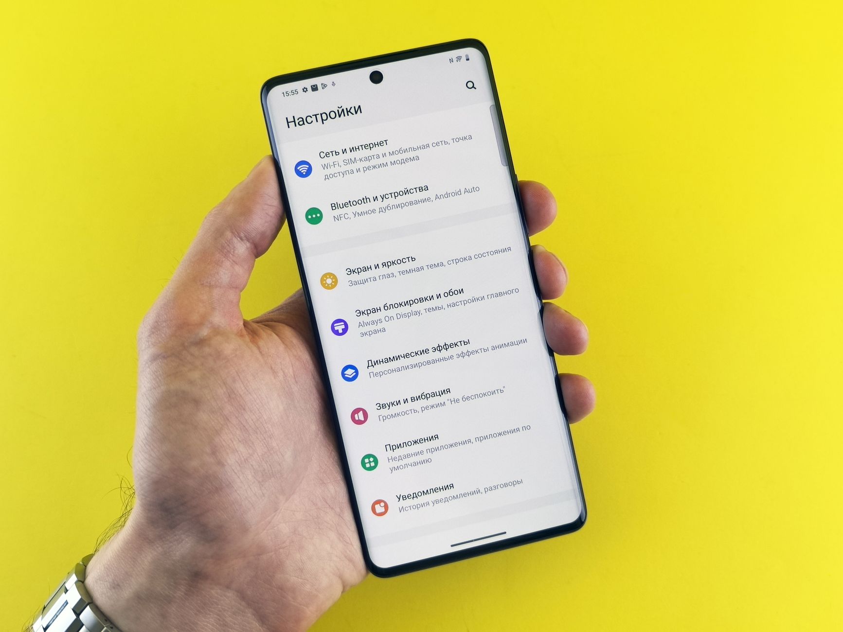 Nahaufnahme eines Smartphones mit geöffneten Einstellungen für Anwendungen