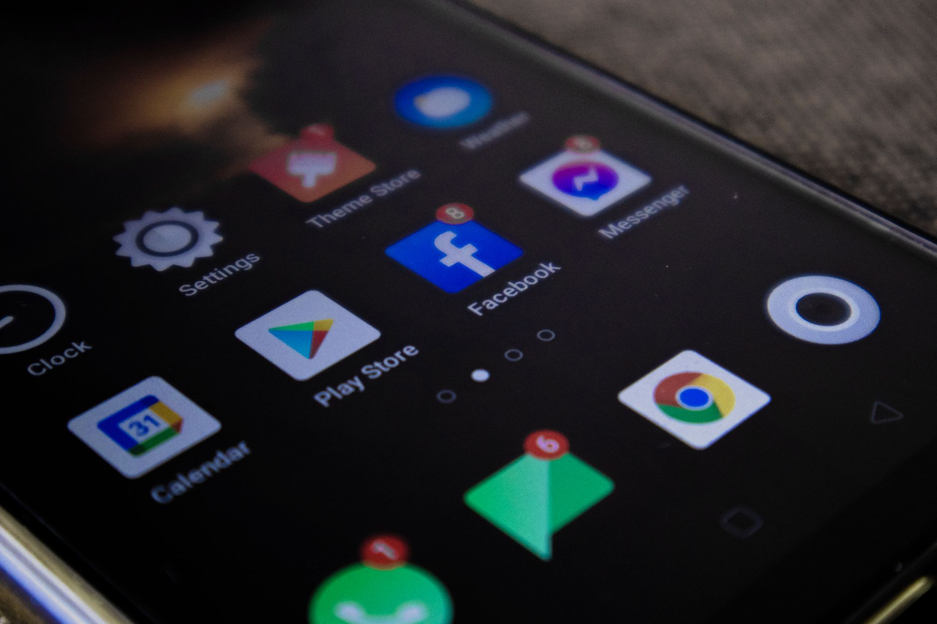Smartphone mit einer geöffneten Auswahl zu Datenschutz und App-Berechtigungen
